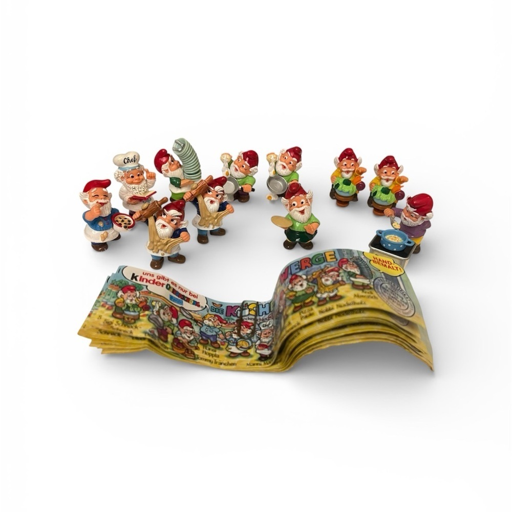 KINDER SURPRISE SET (11)  COOKING GARDEN DWARFS KITCHEN LAWN
GNOMES 1999
